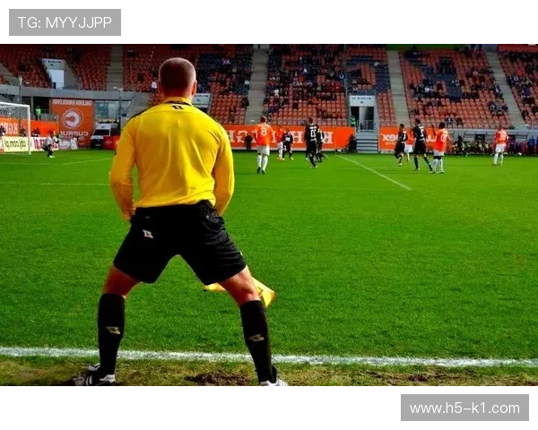 助理裁判职责详解：足球比赛中他们如何影响判罚决策