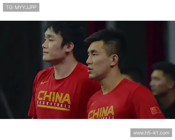 郭艾伦今天又是在商场被粉丝围成小团伙了，豪车和炸鸡一起吃也太反差了吧！